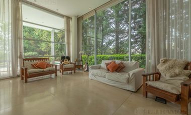 CASA MODERNA DE DISEÑO. DOBLE LOTE AL RIO.