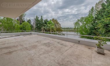 CASA MODERNA DE DISEÑO. DOBLE LOTE AL RIO.