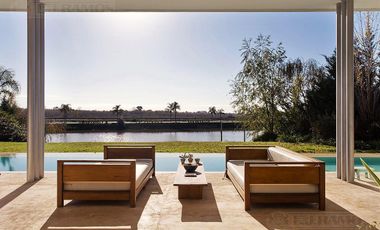 CASA MODERNA DE DISEÑO. DOBLE LOTE AL RIO.
