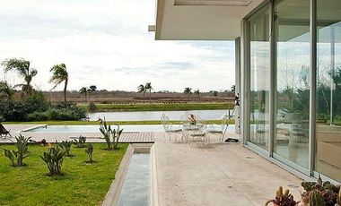 CASA MODERNA DE DISEÑO. DOBLE LOTE AL RIO.