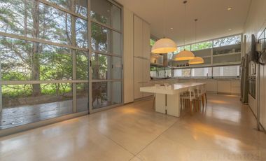 CASA MODERNA DE DISEÑO. DOBLE LOTE AL RIO.