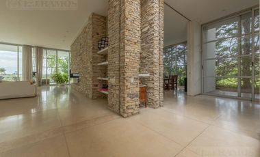 CASA MODERNA DE DISEÑO. DOBLE LOTE AL RIO.