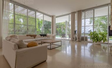 CASA MODERNA DE DISEÑO. DOBLE LOTE AL RIO.