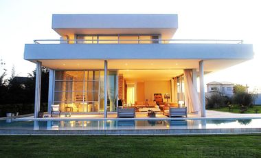 CASA MODERNA DE DISEÑO. DOBLE LOTE AL RIO.