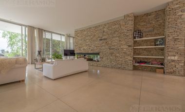 CASA MODERNA DE DISEÑO. DOBLE LOTE AL RIO.