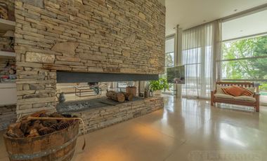 CASA MODERNA DE DISEÑO. DOBLE LOTE AL RIO.