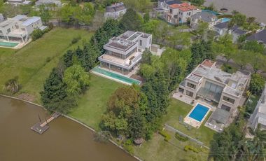 CASA MODERNA DE DISEÑO. DOBLE LOTE AL RIO.