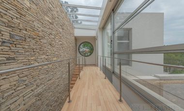 CASA MODERNA DE DISEÑO. DOBLE LOTE AL RIO.
