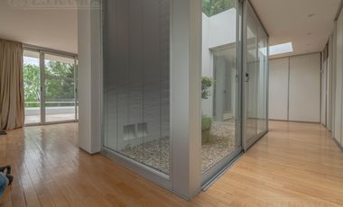 CASA MODERNA DE DISEÑO. DOBLE LOTE AL RIO.