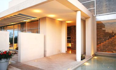 CASA MODERNA DE DISEÑO. DOBLE LOTE AL RIO.