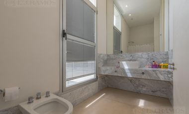 CASA MODERNA DE DISEÑO. DOBLE LOTE AL RIO.