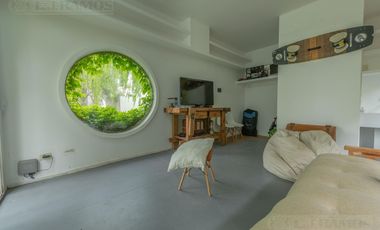 CASA MODERNA DE DISEÑO. DOBLE LOTE AL RIO.