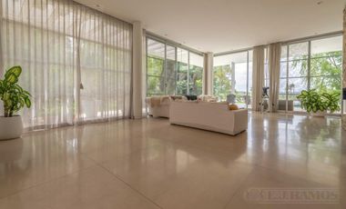 CASA MODERNA DE DISEÑO. DOBLE LOTE AL RIO.