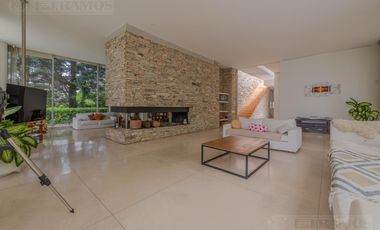 CASA MODERNA DE DISEÑO. DOBLE LOTE AL RIO.