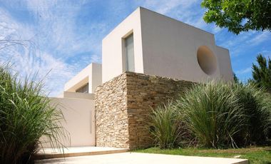 CASA MODERNA DE DISEÑO. DOBLE LOTE AL RIO.