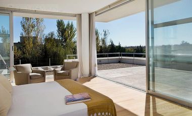 CASA MODERNA DE DISEÑO. DOBLE LOTE AL RIO.