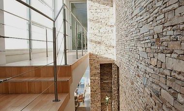 CASA MODERNA DE DISEÑO. DOBLE LOTE AL RIO.