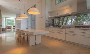 CASA MODERNA DE DISEÑO. DOBLE LOTE AL RIO.