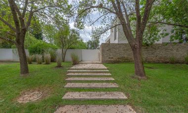 CASA MODERNA DE DISEÑO. DOBLE LOTE AL RIO.