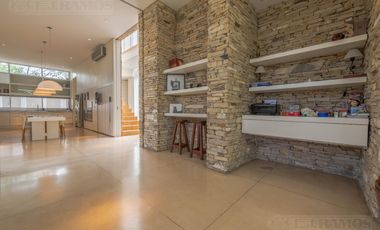 CASA MODERNA DE DISEÑO. DOBLE LOTE AL RIO.