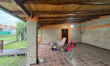 Casa en Venta con pileta y Quincho