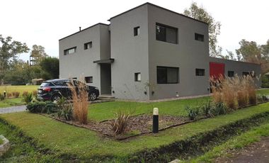 Casa en venta - 3 dormitorios 3 baños - 227mts2 - La Arbolada