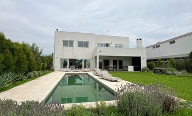 Venta Casa 5 Amb a La Laguna San Benito Villanueva Tigre