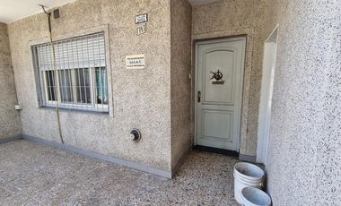 Casa al frente con cohera y patio