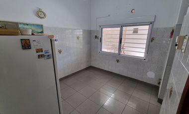 Casa al frente con cohera y patio