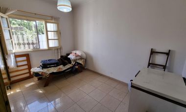 Casa al frente con cohera y patio