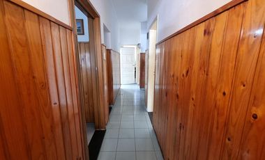 Casa al frente con cohera y patio