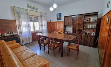 Casa al frente con cohera y patio