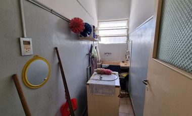 Casa al frente con cohera y patio