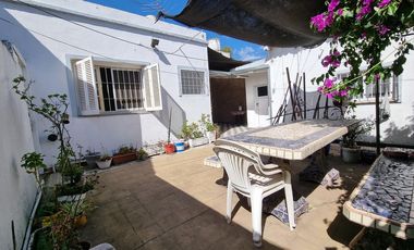 Casa al frente con cohera y patio