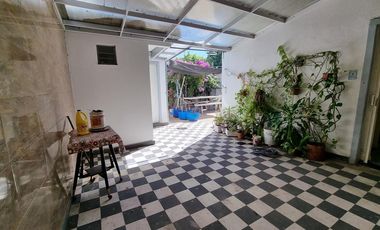Casa al frente con cohera y patio