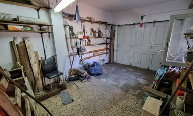 Casa al frente con cohera y patio