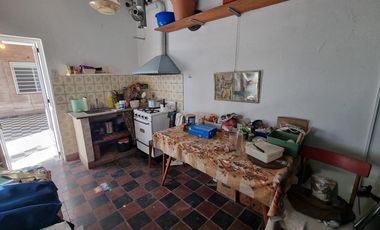 Casa al frente con cohera y patio