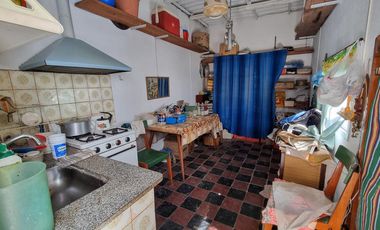 Casa al frente con cohera y patio