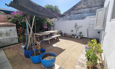 Casa al frente con cohera y patio