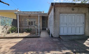 Casa al frente con cohera y patio