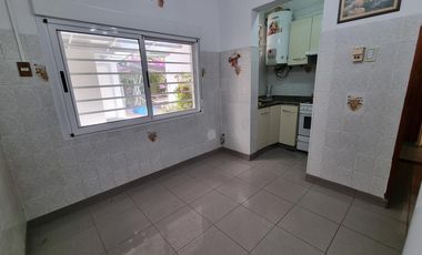 Casa al frente con cohera y patio