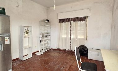 Venta de Casa 3 ambientes a reciclar con patio en Villa Dominico