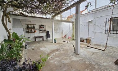 Venta de Casa 3 ambientes a reciclar con patio en Villa Dominico