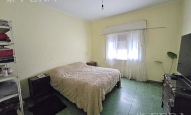 Venta de Casa 3 ambientes a reciclar con patio en Villa Dominico