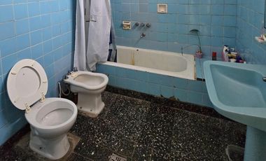 Venta de Casa 3 ambientes a reciclar con patio en Villa Dominico
