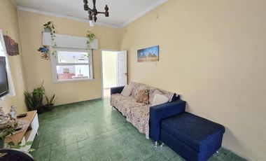 Venta de Casa 3 ambientes a reciclar con patio en Villa Dominico
