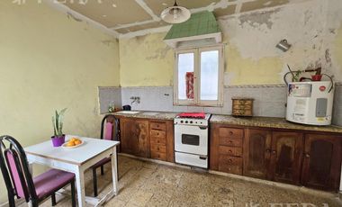 Venta de Casa 3 ambientes a reciclar con patio en Villa Dominico