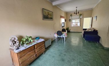 Venta de Casa 3 ambientes a reciclar con patio en Villa Dominico