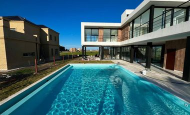 CASA EN VENTA 4 AMB - C/ PILETA - LAGOS DE CANNING