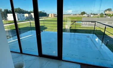 CASA EN VENTA 4 AMB - C/ PILETA - LAGOS DE CANNING